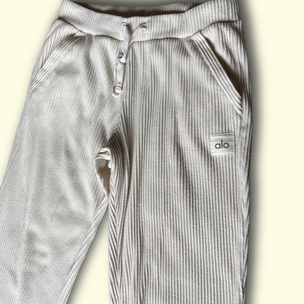 ALO Yoga women’s Ribbed Cream Sweatpants